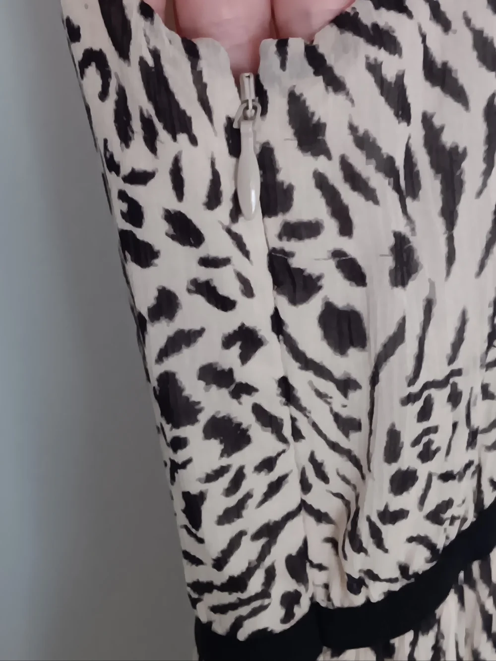 PAIGE Esmerelda 100% Silk Animal-Print Maxi Dress Halter Elastic Waist Flowy Hem - Picture 12 of 12